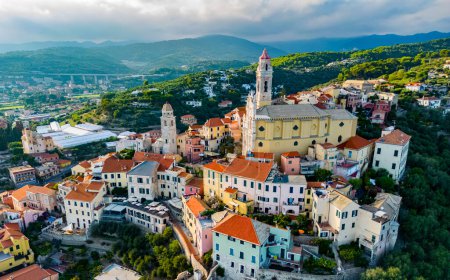 Foto de Vista aérea del pueblo de Cervo en la Riviera italiana en la provincia de Imperia, Liguria, Italia - Imagen libre de derechos