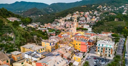 Téléchargez les photos : Vue aérienne de Moneglia, une station touristique sur la Riviera di Levante, Ligurie, Ital - en image libre de droit