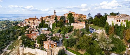 Téléchargez les photos : Vue aérienne de Montepulciano, une ville médiévale et Renaissance dans la province italienne de Sienne dans le sud de la Toscane, Ital - en image libre de droit