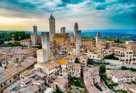 Téléchargez les photos : Vue aérienne de San Gimignano, une ville fortifiée de colline médiévale dans la province de Sienne, Toscane, Ital - en image libre de droit