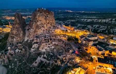 Foto de Vista del castillo de Uchisar en la provincia de Nevsehir en Capadocia, Turquía después del atardecer - Imagen libre de derechos
