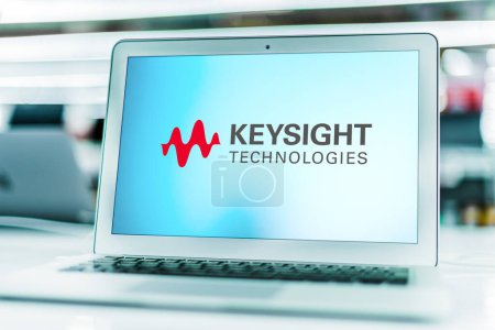 Foto de POZNAN, POL - MAR 15, 2021: Computadora portátil que muestra el logotipo de Keysight Technologies, una empresa estadounidense que fabrica equipos y software de prueba y medición de electrónica - Imagen libre de derechos