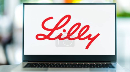 Foto de POZNAN, POL - OCT 28, 2022: Computadora portátil que muestra el logotipo de Eli Lilly and Company, una compañía farmacéutica con sede en Indianápolis, Indiana, Estados Unidos - Imagen libre de derechos