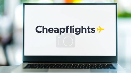 Téléchargez les photos : POZNAN, POL - 1er MAI 2021 : Ordinateur portable affichant le logo de Cheapflights, un moteur de recherche de billets de voyage, faisant partie de la filiale Kayak.com de Booking Holdings - en image libre de droit