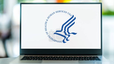 Foto de POZNAN, POL - 1 DE MAYO DE 2021: Computadora portátil que muestra el logotipo del Departamento de Salud y Servicios Humanos de los Estados Unidos (HHS)) - Imagen libre de derechos