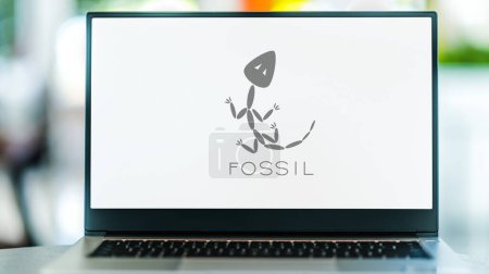 Foto de POZNAN, POL - DEC 8, 2021: Computadora portátil que muestra el logotipo de Fossil, una gestión de configuración de software, sistema de seguimiento de errores y servidor de software wiki para su uso en el desarrollo de software - Imagen libre de derechos
