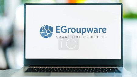 Foto de POZNAN, POL - DIC 8, 2021: Computadora portátil que muestra el logotipo de EGroupware, software libre de código abierto de groupware destinado a empresas de pequeñas a empresas - Imagen libre de derechos