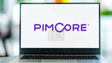 Foto de POZNAN, POL - DIC 8, 2021: Computadora portátil que muestra el logotipo de Pimcore, una plataforma de software PHP empresarial de código abierto - Imagen libre de derechos