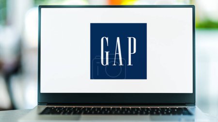 Téléchargez les photos : POZNAN, POL - 12 JUIN 2021 : Ordinateur portable affichant le logo de Gap, un détaillant américain de vêtements et accessoires dans le monde entier - en image libre de droit