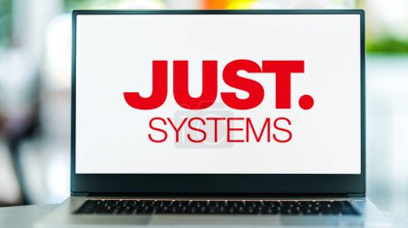 Téléchargez les photos : POZNAN, POL - 12 JUIN 2021 : Ordinateur portable affichant le logo de JustSystems Corporation une maison japonaise de développement de logiciels - en image libre de droit