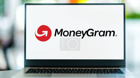 Foto de POZNAN, POL - 12 DE JUN DE 2021: Computadora portátil que muestra el logotipo de MoneyGram International, Inc., una compañía de transferencia de dinero con sede en Dallas, Texas, EE.UU. - Imagen libre de derechos