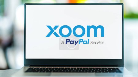 Foto de POZNAN, POL - 12 de junio de 2021: Computadora portátil que muestra el logotipo de Xoom, un proveedor de transferencias o remesas de fondos electrónicos - Imagen libre de derechos