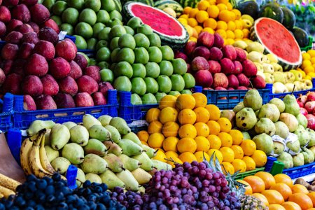 Téléchargez les photos : Variété de fruits frais mis en vente sur le stand de la rue. - en image libre de droit