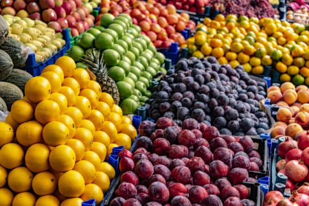 Téléchargez les photos : Variété de fruits frais mis en vente sur le stand de la rue. - en image libre de droit