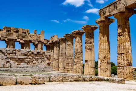 Téléchargez les photos : Le temple d'Héra à Selinunte, une ville grecque antique sur la côte sud-ouest de la Sicile en Italie - en image libre de droit