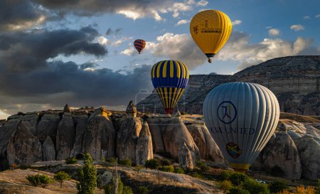 Téléchargez les photos : CAVUSIN, TUR - 16 OCT 2023 : Montgolfières près de Cavusin dans le parc national de Goreme en Cappadoce, Turquie. - en image libre de droit