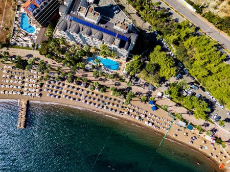Téléchargez les photos : Vue aérienne d'une plage méditerranéenne sur la riviera turque - en image libre de droit