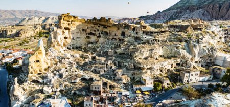 Téléchargez les photos : Vue de Cavusin dans la province de Nevsehir en Cappadoce, Turquie. - en image libre de droit