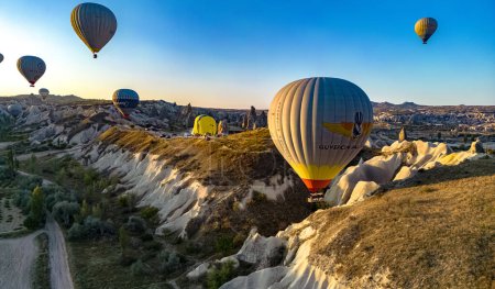 Téléchargez les photos : GOREME, TUR - 17 OCT 2023 : Montgolfière dans le parc national de Goreme en Cappadoce, Turquie. - en image libre de droit