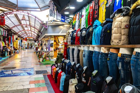 Foto de MARMARIS, TUR - OCT 21. 2023: Gran Bazar en Marmaris, Provincia de Mugla, Turquía - Imagen libre de derechos