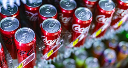 Foto de ANKARA, TUR - OCT 28. 2023: Latas de Coca-Cola exhibidas en una máquina expendedora - Imagen libre de derechos