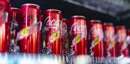 Téléchargez les photos : ANKARA, TUR - 28 octobre. 2023 : Coca-Cola en boîte dans un distributeur automatique - en image libre de droit