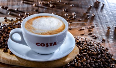 Téléchargez les photos : POZNAN, POL - 19 avril 2023 : Cup of Costa Coffee, une marque de café multinationale britannique basée à Dunstable, Bedfordshire ; deuxième plus grande chaîne de cafés au monde - en image libre de droit