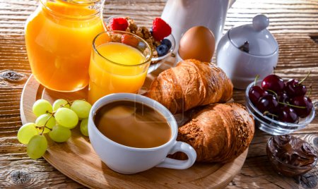 Téléchargez les photos : Petit déjeuner servi avec café, jus d'orange, oeuf, céréales et croissants. - en image libre de droit