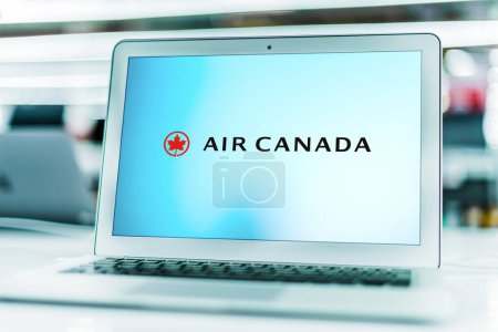 Foto de POZNAN, POL - 15 MAR 2021: Computadora portátil que muestra el logotipo de Air Canada, la aerolínea con bandera y la aerolínea más grande de Canadá - Imagen libre de derechos