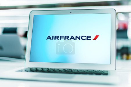 Téléchargez les photos : POZNAN, POL - MAR 15, 2021: Laptop computer displaying logo of Air France, the French flag carrier, headquartered in Tremblay-en-France - en image libre de droit