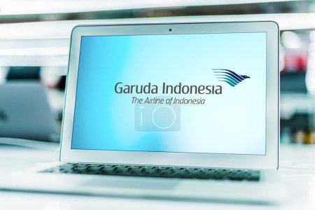 Téléchargez les photos : POZNAN, POL - MAR 15, 2021 : Ordinateur portable affichant le logo de PT Garuda Indonesia, le transporteur de drapeau de l'Indonésie - en image libre de droit