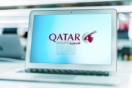 Foto de POZNAN, POL - 15 MAR 2021: Computadora portátil con el logotipo de Qatar Airways, la aerolínea de bandera de Qatar, con sede en Doha - Imagen libre de derechos