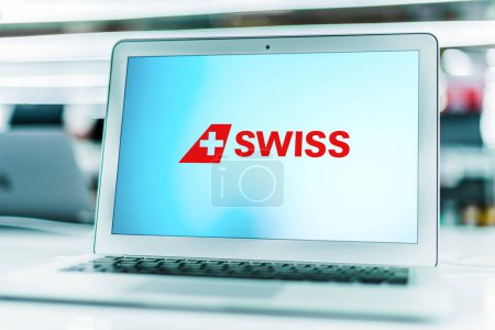 Foto de POZNAN, POL - 15 MAR 2021: Computadora portátil que muestra el logotipo de Swiss Air Lines, la aerolínea de bandera de Suiza - Imagen libre de derechos