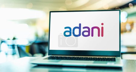 Téléchargez les photos : POZNAN, POL - NOV 28, 2023 : Ordinateur portable affichant le logo du groupe Adani, un conglomérat multinational, basé à Ahmedabad, en Inde - en image libre de droit