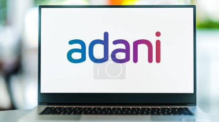 Foto de POZNAN, POL - 28 NOV 2023: Computadora portátil que muestra el logotipo de Adani Group, un conglomerado multinacional con sede en Ahmedabad, India - Imagen libre de derechos
