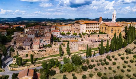 Foto de Vista aérea de Pienza, una ciudad en la provincia de Siena, Toscana, en la región histórica de Val d 'Orcia, Italia. Sede del Patrimonio Mundial de la UNESCO - Imagen libre de derechos