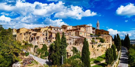 Téléchargez les photos : Vue aérienne de Pienza, une ville de la province de Sienne, en Toscane, dans la région historique de Val d'Orcia, en Italie. Siège du patrimoine mondial de l'UNESCO - en image libre de droit