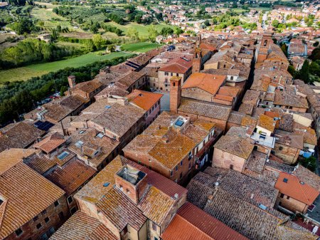 Téléchargez les photos : Vue aérienne de Torrita di Siena, une commune de la province de Sienne, Toscane, Italie - en image libre de droit