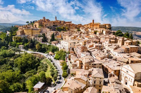 Téléchargez les photos : Vue aérienne de Montepulciano, une ville médiévale et Renaissance dans la province italienne de Sienne dans le sud de la Toscane, Ital - en image libre de droit