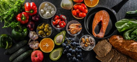 Téléchargez les photos : Produits alimentaires représentatifs du régime méditerranéen susceptibles d'améliorer l'état de santé général - en image libre de droit