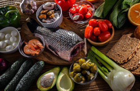 Foto de Productos alimenticios que representan la dieta mediterránea y que pueden mejorar el estado general de salud - Imagen libre de derechos