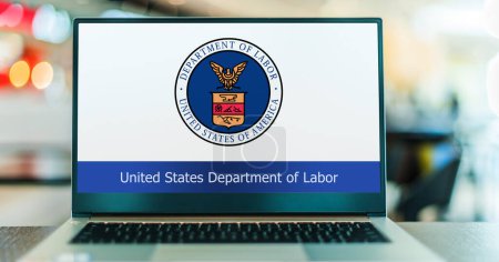 Téléchargez les photos : POZNAN, POL - DEC 5, 2023 : Ordinateur portable portant le sceau du département du Travail des États-Unis, l'un des départements exécutifs du gouvernement fédéral américain - en image libre de droit