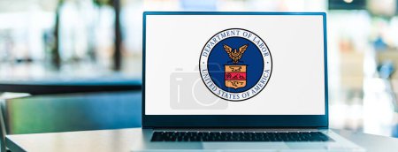 Foto de POZNAN, POL - DEC 5, 2023: Computadora portátil que muestra el sello del Departamento de Trabajo de los Estados Unidos, uno de los departamentos ejecutivos del gobierno federal de los Estados Unidos - Imagen libre de derechos