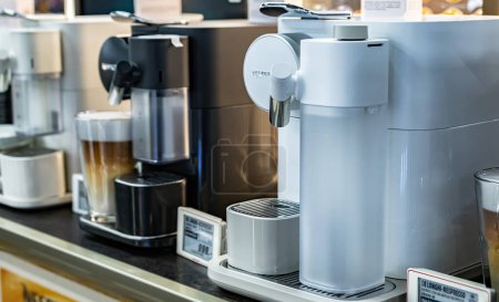 Téléchargez les photos : POZNAN, POL - DEC 8, 2023 : Cafetières Nespresso mises en vente dans un magasin. - en image libre de droit
