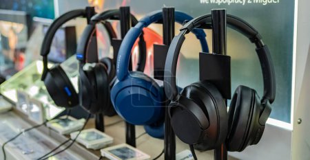 Foto de POZNAN, POL - DIC 8, 2023: Auriculares Sony en soportes puestos a la venta en una tienda. - Imagen libre de derechos