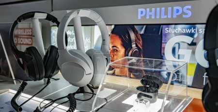 Foto de POZNAN, POL - DIC 8, 2023: Auriculares Philips en soportes puestos a la venta en una tienda. - Imagen libre de derechos