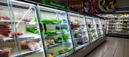 Téléchargez les photos : POZNAN, POL - DEC 8, 2023 : Produits alimentaires conditionnés pour la vente au réfrigérateur commercial - en image libre de droit
