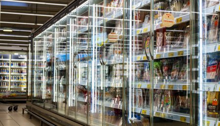 Téléchargez les photos : POZNAN, POL - DEC 8, 2023 : Produits alimentaires conditionnés pour la vente au réfrigérateur commercial - en image libre de droit