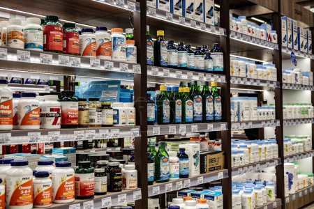 Téléchargez les photos : POZNAN, POL - DEC 8, 2023 : Produits pharmaceutiques en vente dans un magasin de pharmacie - en image libre de droit