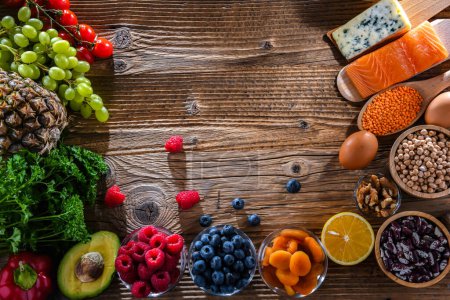 Foto de Composición con productos alimenticios, ingredientes de una dieta saludable que mantiene o mejora el estado general de salud - Imagen libre de derechos